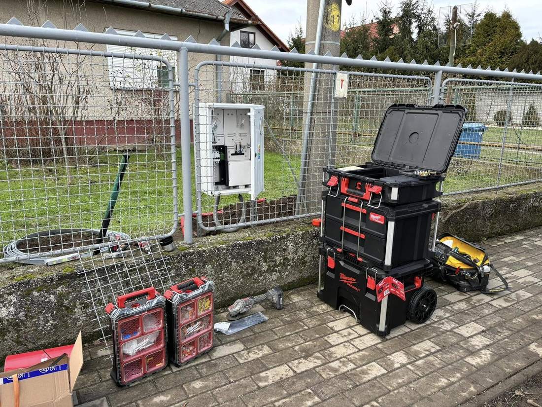 NN prípojka s prípojkovou skriňou a stĺpikom na hranici pozemku