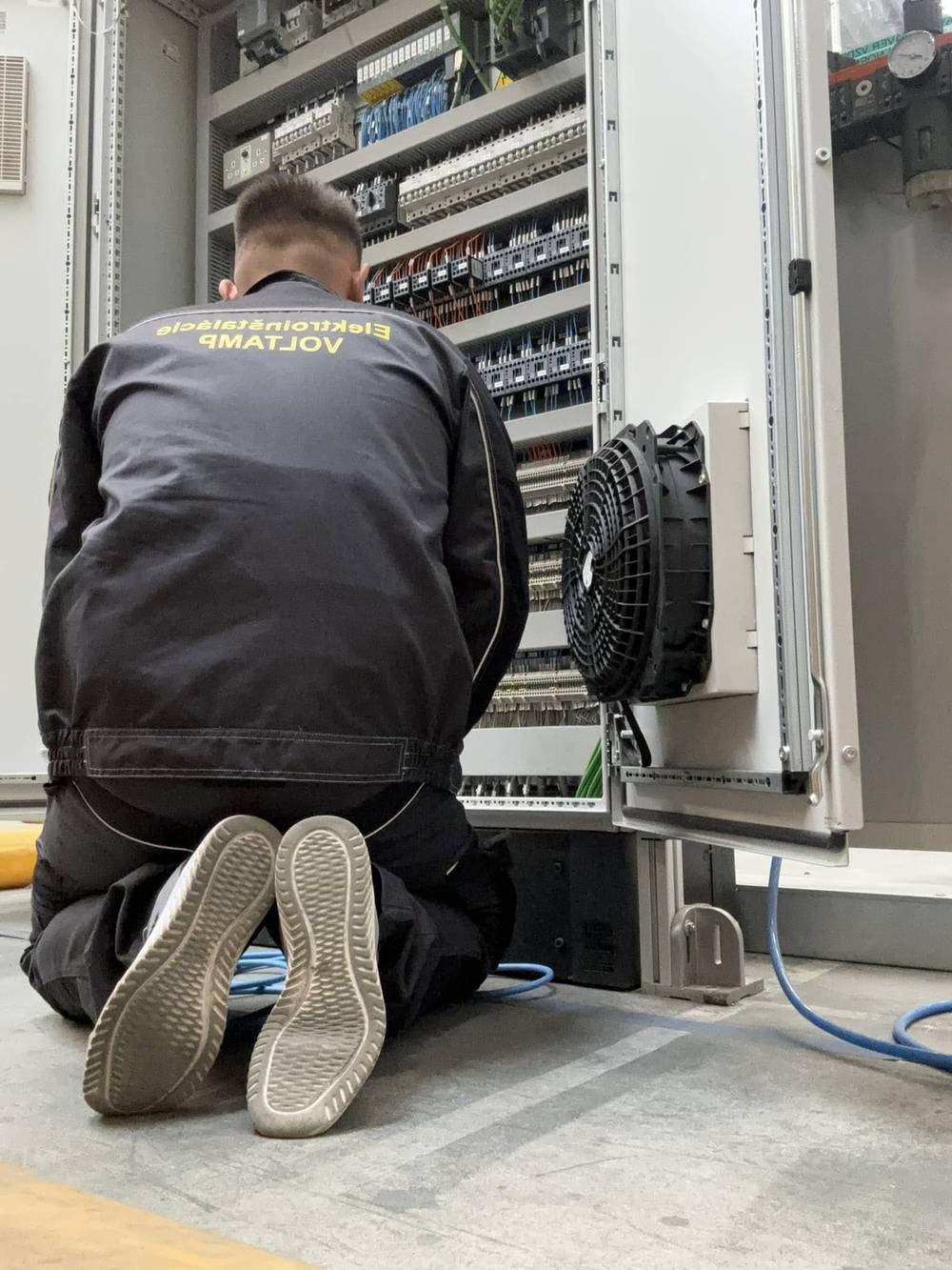 Elektrikár VOLTAMP pri rozvádzači počas kontrolných prác